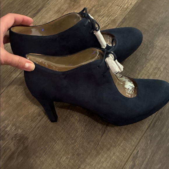 Naturalizer navy Paxton lace up pumps- new without box - Picture 4 of 8